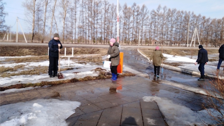 Коллектив ФСК «Мариинский им.Е.Николаевой» ведет работы по уборке прилегающей территории.