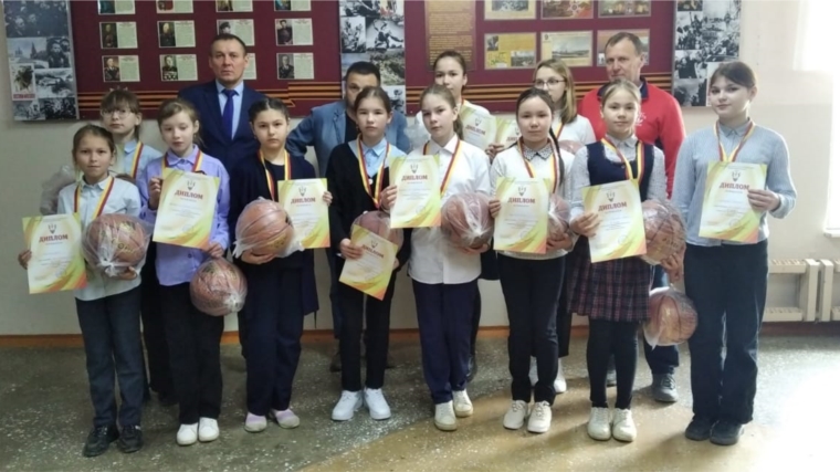 Торжественная церемония вручения баскетбольных мячей - победительницам Первенства Чувашской Республики по баскетболу среди юниорок до 14 лет